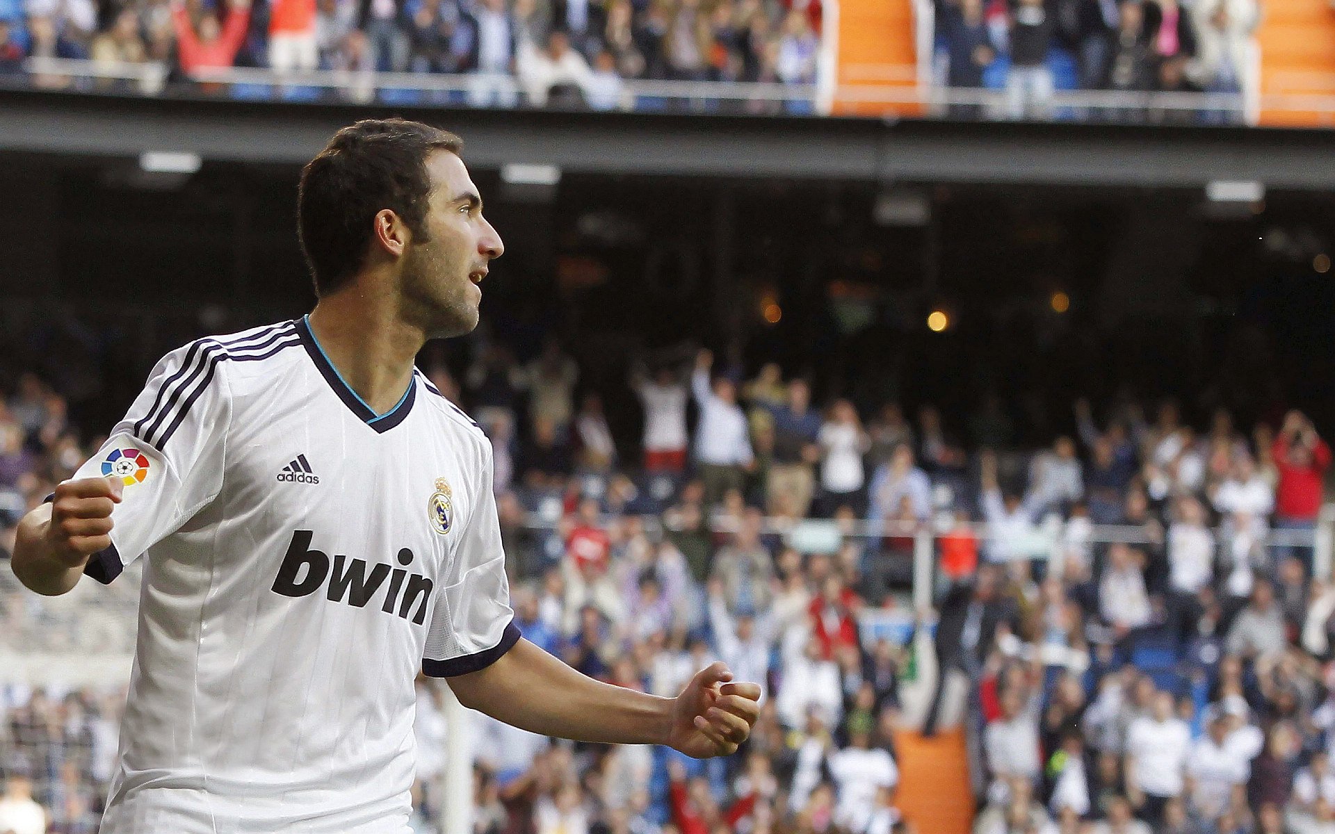 体育与零售品牌联动打造沉浸式消费场景，体育产品消费